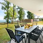 Karolina Lakefront With Private Garden & 아파트