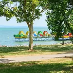 아파트 Karolina Lakefront With Private Garden & *