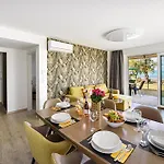 Karolina Lakefront With Private Garden & 아파트
