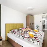 아파트 Karolina Lakefront With Private Garden & 시오포크