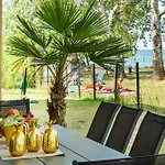 Karolina Lakefront With Private Garden & 아파트 *