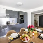 아파트 Karolina Lakefront With Private Garden & *