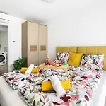 Karolina Lakefront With Private Garden & 아파트