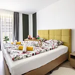 아파트 Karolina Lakefront With Private Garden & *