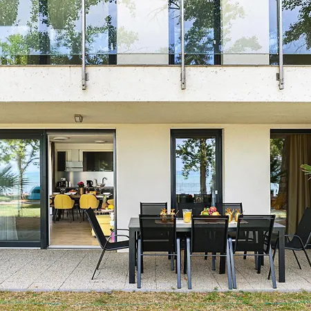 Апартаменты Karolina Lakefront Residence With Private Garden & Spa Шиофок