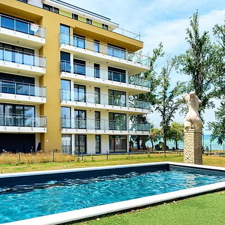 Апартаменты Karolina Lakefront Residence With Private Garden & Spa Шиофок