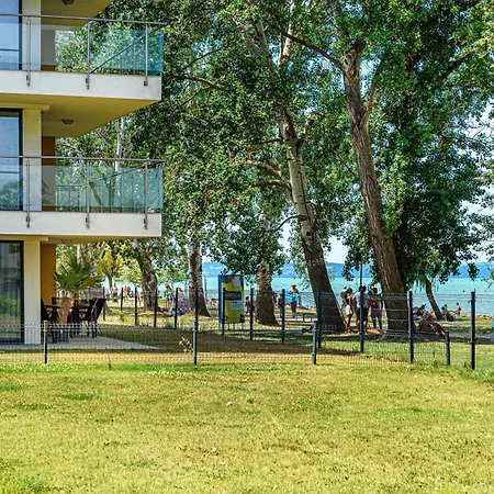 Karolina Lakefront Residence With Private Garden & Spa Апартаменты Шиофок