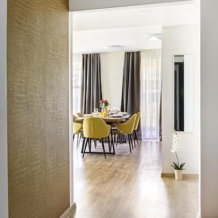 Karolina Lakefront With Private Garden & Apartament *