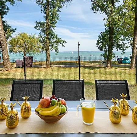 Karolina Lakefront Residence With Private Garden & Spa Апартаменты Шиофок