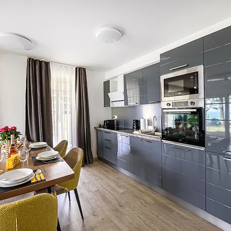 Апартаменты Karolina Lakefront Residence With Private Garden & Spa Шиофок