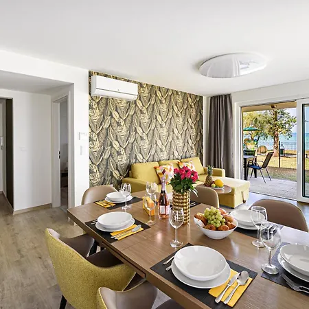 Karolina Lakefront Residence With Private Garden & Spa Апартаменты