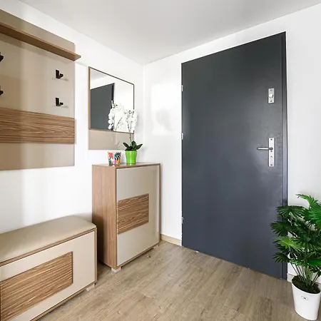 Апартаменты Karolina Lakefront Residence With Private Garden & Spa Шиофок