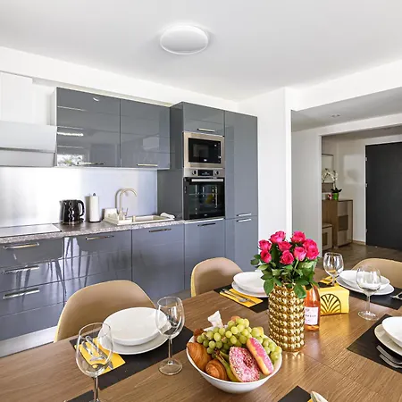 Апартаменты Karolina Lakefront Residence With Private Garden & Spa *