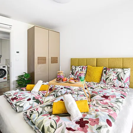 Karolina Lakefront With Private Garden & Apartament