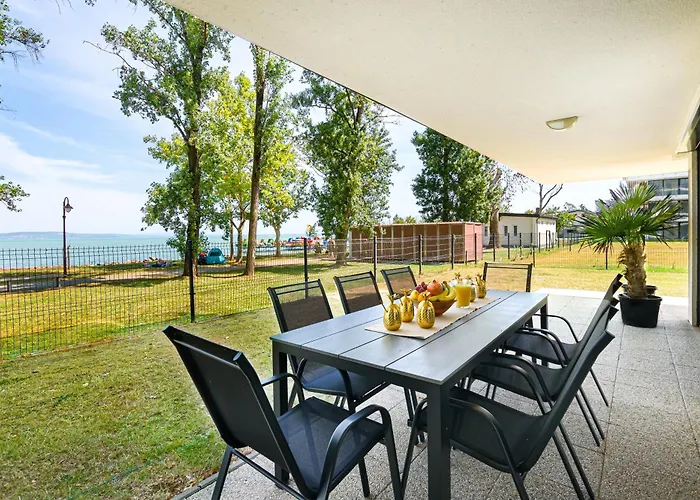 Karolina Lakefront Residence With Private Garden & Spa דירה