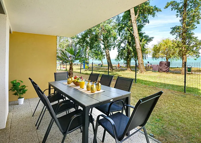 Karolina Lakefront With Private Garden & Apartment Siofok