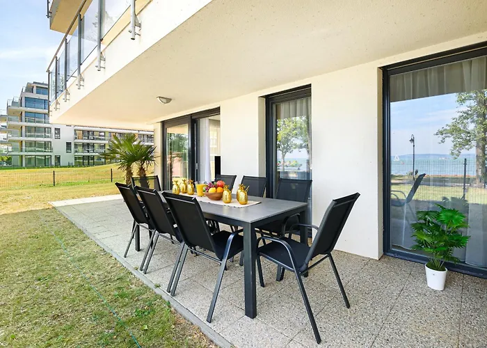 Karolina Lakefront With Private Garden &