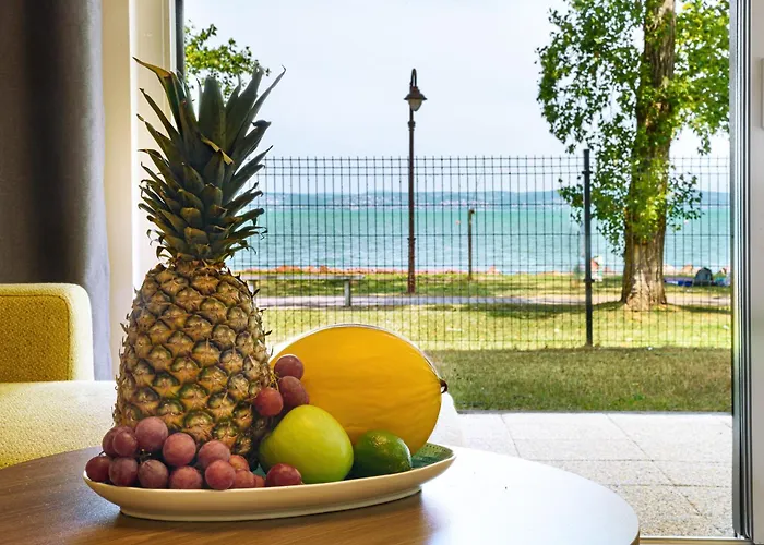 Apartamento Karolina Lakefront Residence With Private Garden & Spa