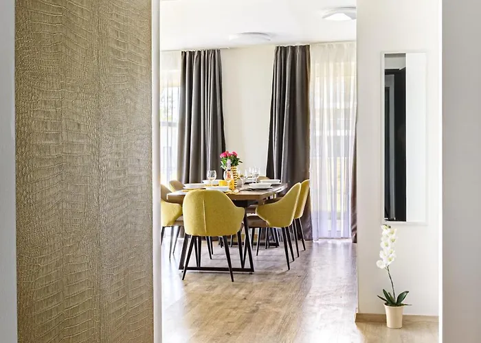 Karolina Lakefront Residence With Private Garden & Spa דירה *