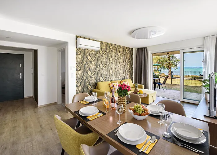 Karolina Lakefront With Private Garden & Apartment