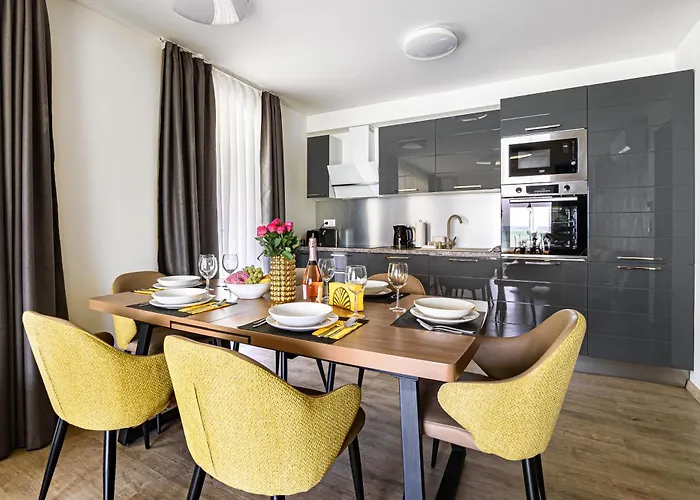 Karolina Lakefront Residence With Private Garden & Spa Apartamento Siófok