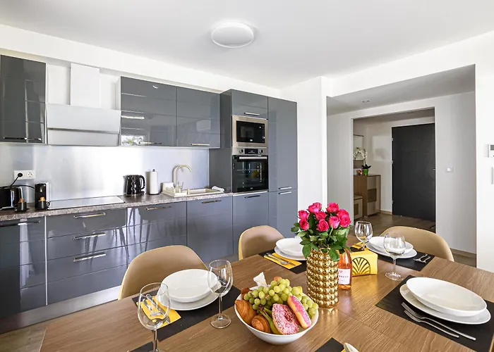 Apartamento Karolina Lakefront Residence With Private Garden & Spa *