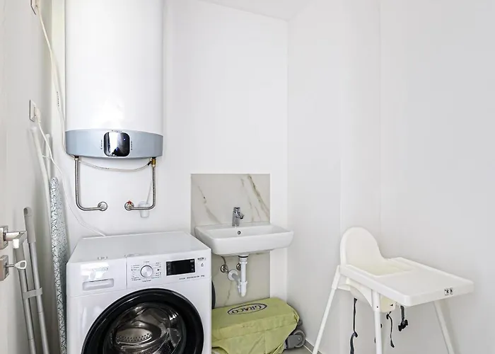 Karolina Lakefront Residence With Private Garden & Spa דירה