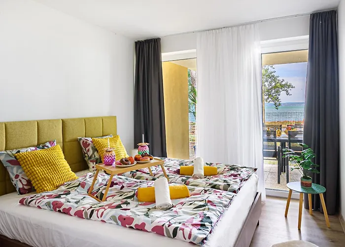 Karolina Lakefront With Private Garden &