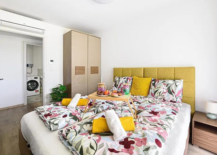 Karolina Lakefront With Private Garden & Apartment